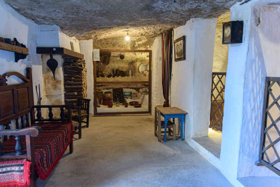 Albacete - Alcalá del Júcar 33 - casa-cueva del Castillo.jpg